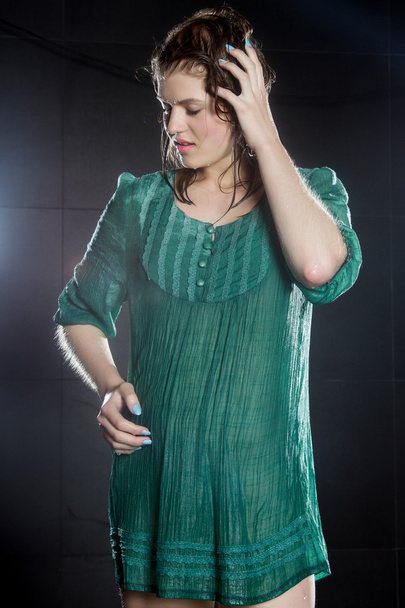 Красивая девушка в мокрой одежде и мокрых волосах
 - Фото, изображение
