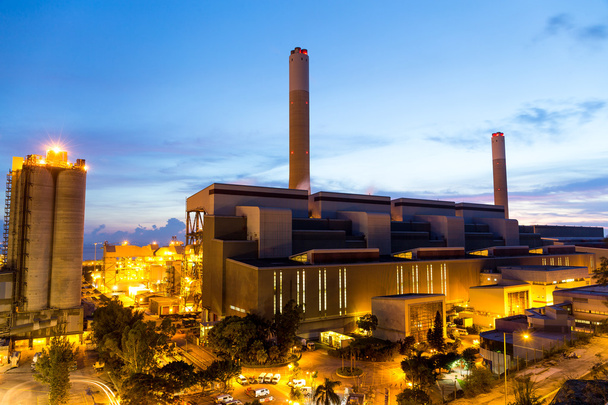 industriële cementfabriek bij nacht - Foto, afbeelding