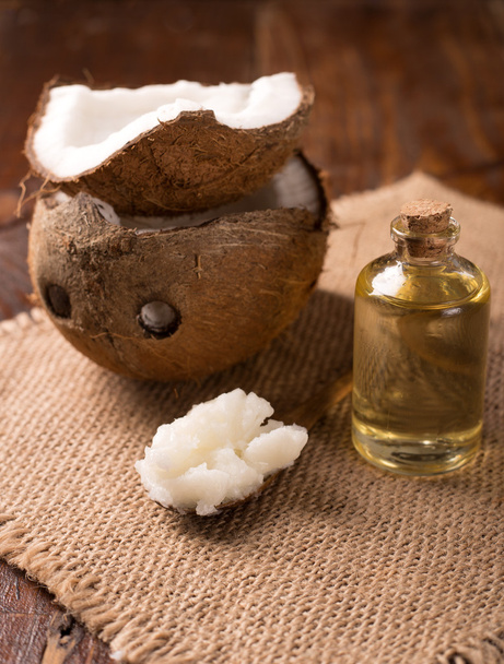 кокосова олія і свіжий кокос
 - Фото, зображення