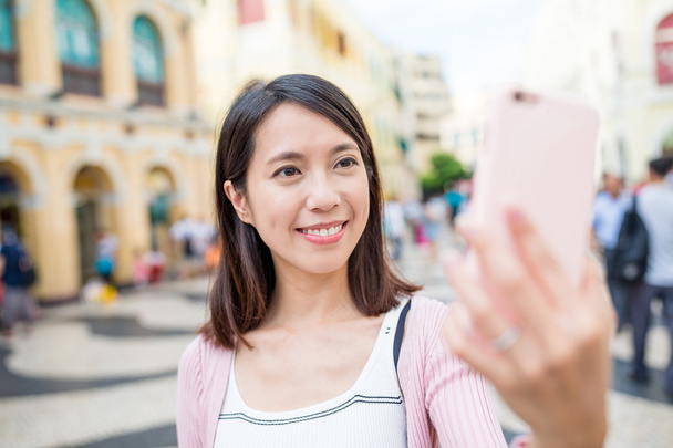 Femme utilisant un téléphone portable pour prendre selfie
 - Photo, image