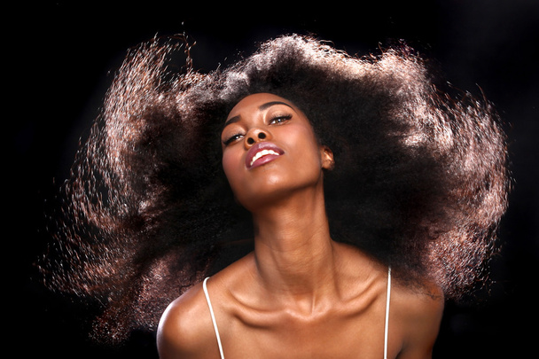 Hermoso retrato impresionante de una mujer negra afroamericana con el pelo grande
 - Foto, imagen