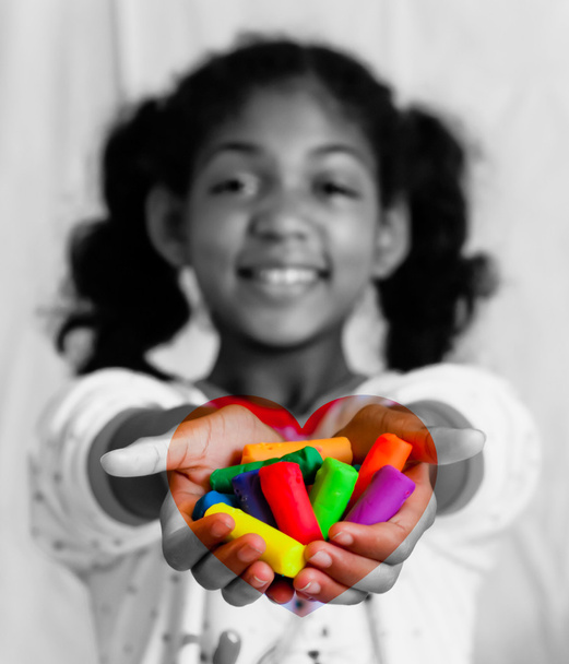 Niña muestra un corazón colorido
 - Foto, Imagen