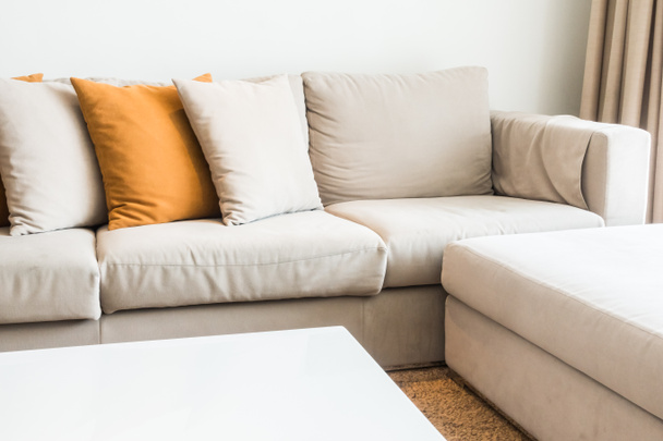 Almohada en la decoración del sofá
 - Foto, imagen