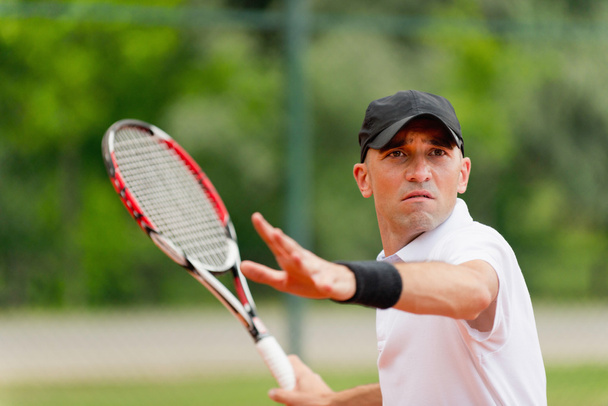 Tennisspielerin bereitet sich auf Schläge vor - Foto, Bild