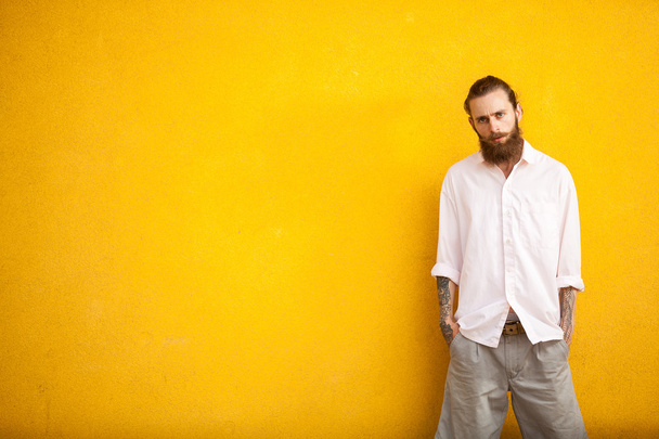 hipster barbuto lungo su parete gialla
 - Foto, immagini