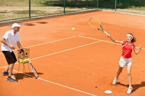 Εκπαιδευτής τένις με τον φοιτητή - Φωτογραφία, εικόνα