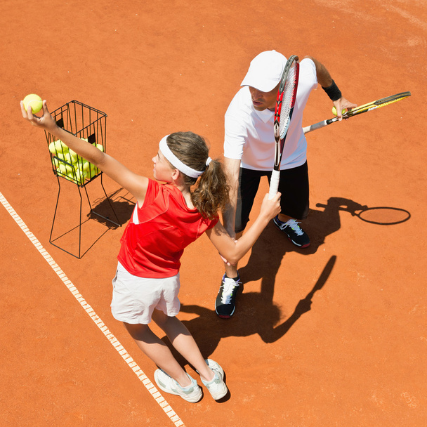 Tennisnachwuchs mit Trainer - Foto, Bild