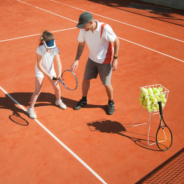 Jugador de tenis junior con entrenador
  - Foto, imagen