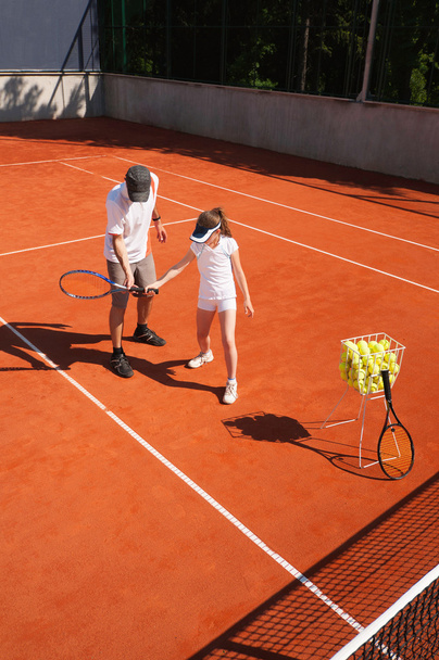 Παίκτης του τένις Junior με εκπαιδευτή  - Φωτογραφία, εικόνα