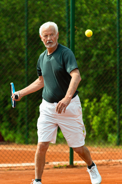  Seniorchef spielt Tennis - Foto, Bild