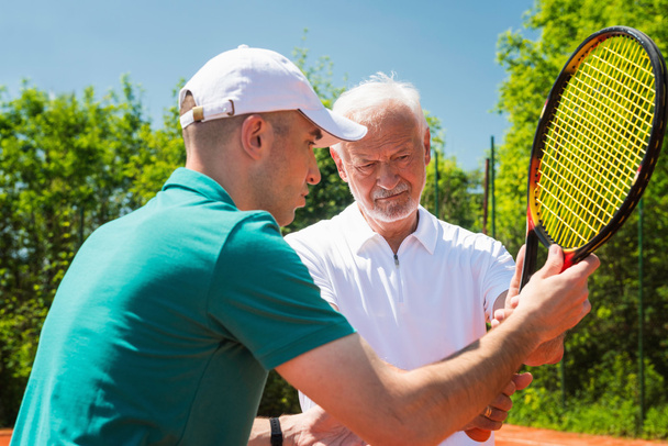 Starší muž na tenisové lekce - Fotografie, Obrázek