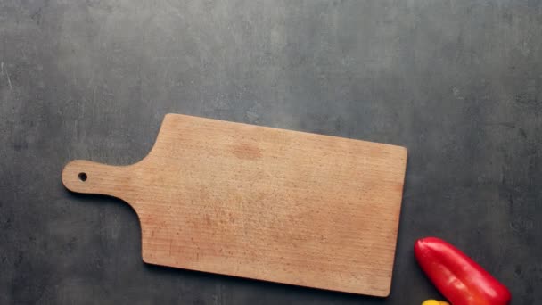 Kesme sebze kesme tahtası üzerinde - Video, Çekim