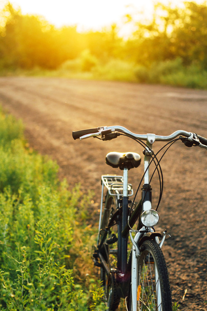 Bicicleta de engrenagem fixa em reflexão estacionada na estrada. Bicicleta vintage
.  - Foto, Imagem
