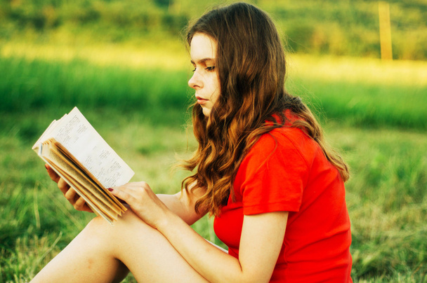 detalle de una mujer leyendo un libro. Primer plano de una mujer sosteniendo un
 - Foto, imagen