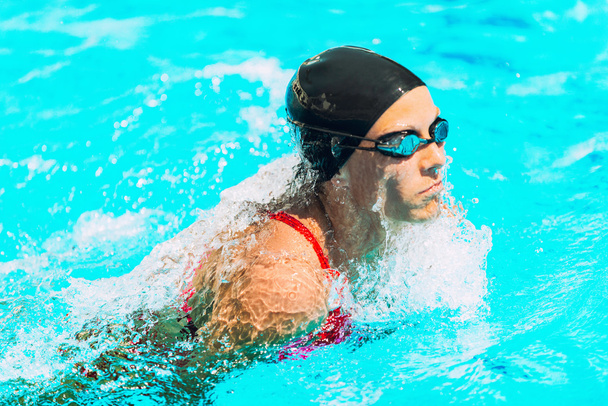 Atleta feminina nadando Acidente vascular cerebral
 - Foto, Imagem