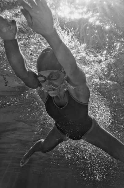  Nainen sukeltaa uima-altaaseen
 - Valokuva, kuva