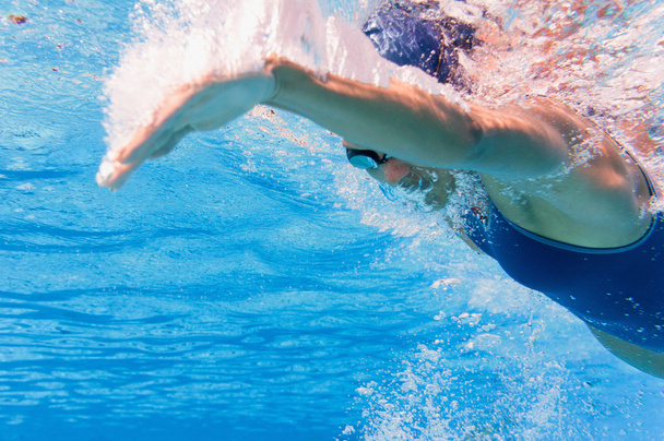 nainen uimassa uima-altaassa
 - Valokuva, kuva