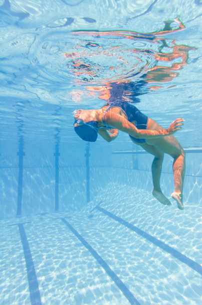  woman swimming underwater  - Fotografie, Obrázek