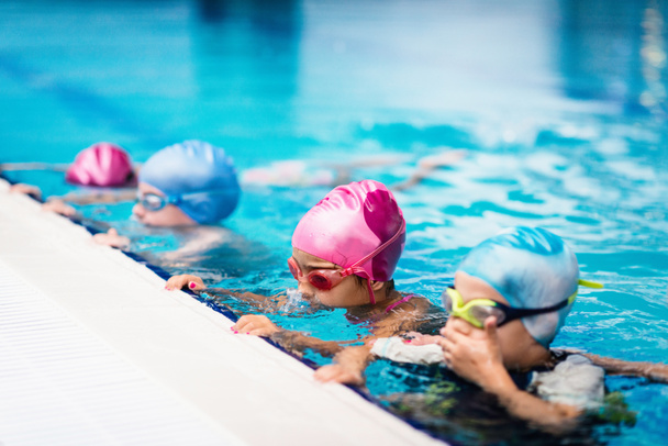 Grupo de niños en clase de natación
 - Foto, Imagen