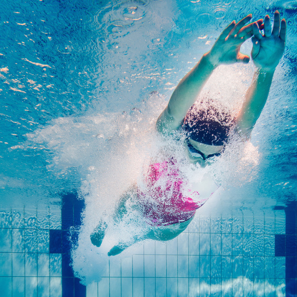 Nainen sukeltaa uima-altaaseen
 - Valokuva, kuva