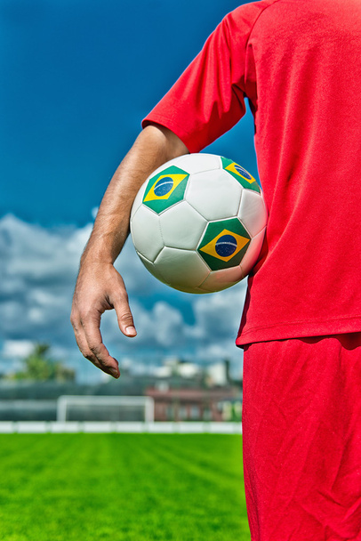 Fotbalista drží míč - Fotografie, Obrázek