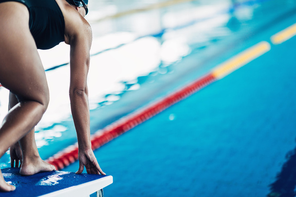 Schwimmer steht auf Startblock - Foto, Bild