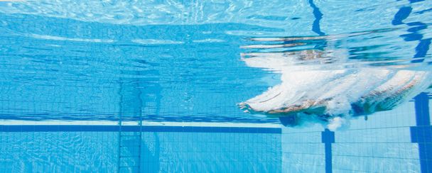 Frau stürzt in Schwimmbad - Foto, Bild