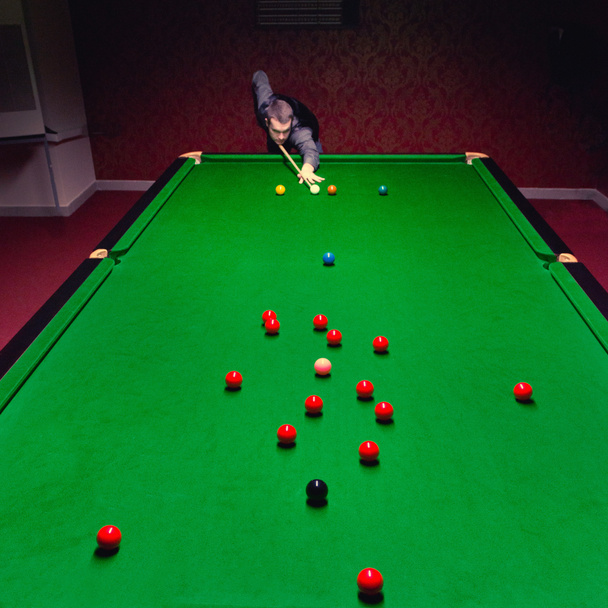 snooker oyuncusu topa vurmak  - Fotoğraf, Görsel
