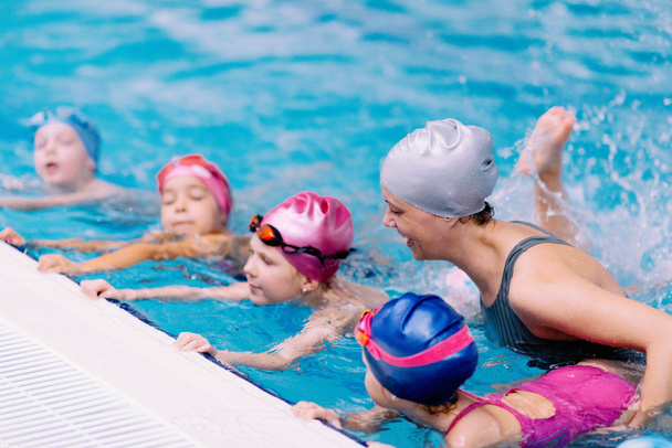 Zwemmen klasse voor kinderen - Foto, afbeelding