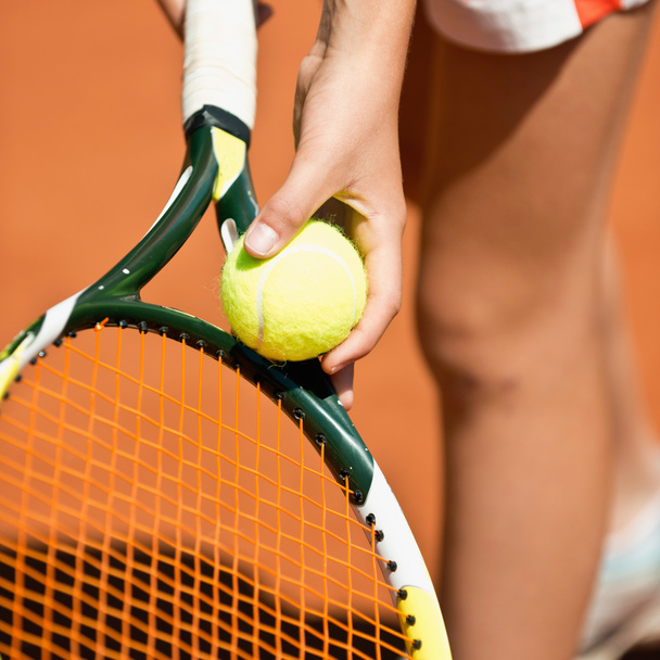 Joueuse de tennis au service
 - Photo, image
