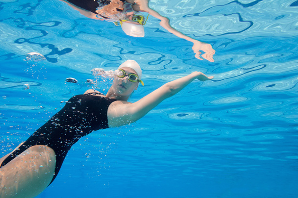 nainen uinti taaksepäin
 - Valokuva, kuva