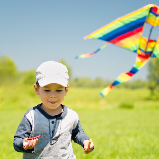 Маленький хлопчик біжить з повітряним змієм
 - Фото, зображення