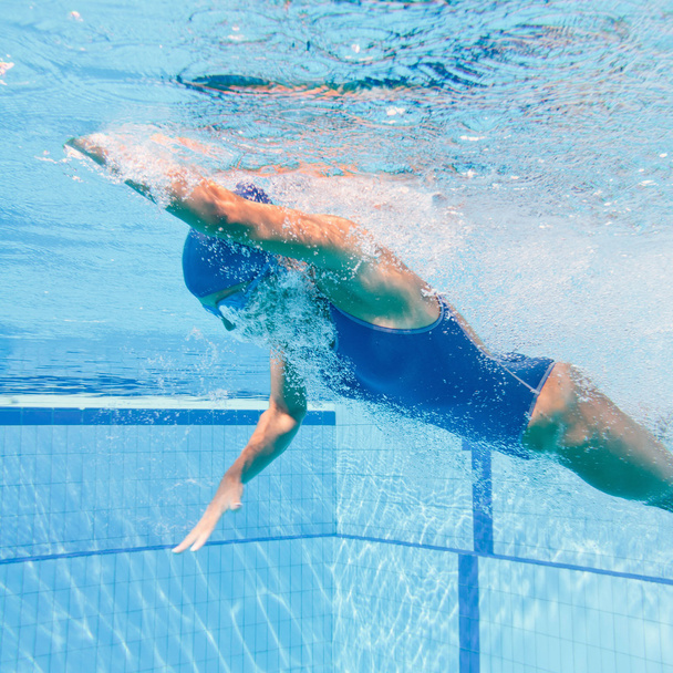 жінка занурюється в басейн
 - Фото, зображення