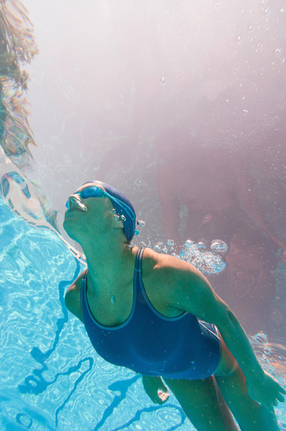水中の女子水泳選手 - 写真・画像