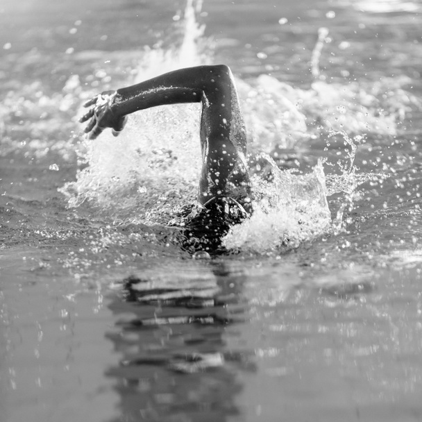 プールで泳ぐ女性アスリート - 写真・画像