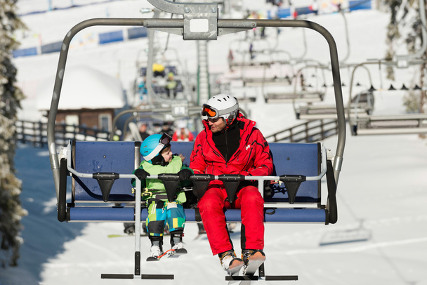 Vater und Sohn am Skilift - Foto, Bild