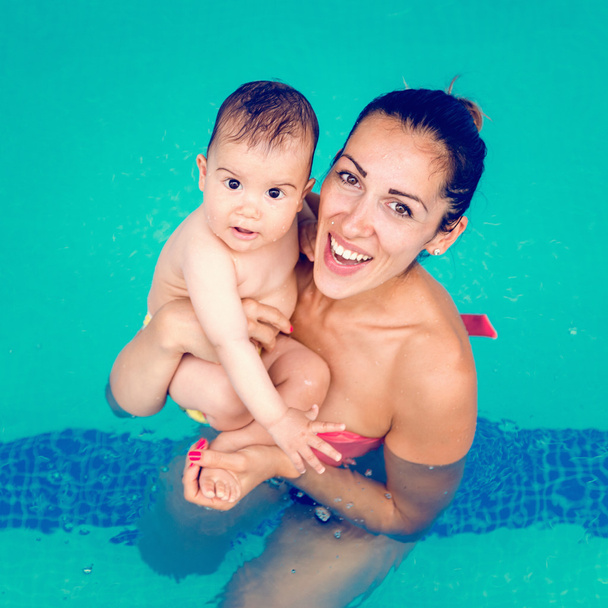 matka s dítětem v bazénu - Fotografie, Obrázek