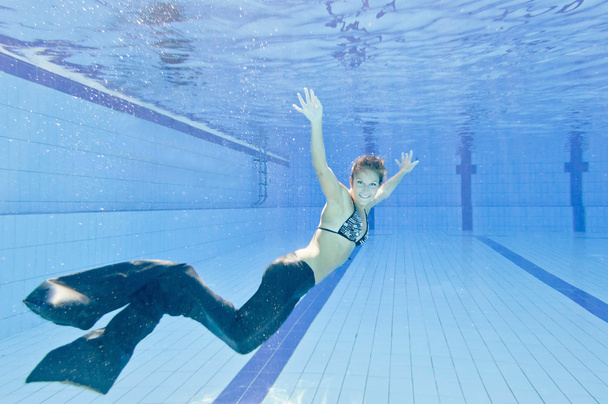 mujer en traje de sirena nadando en la piscina
 - Foto, imagen