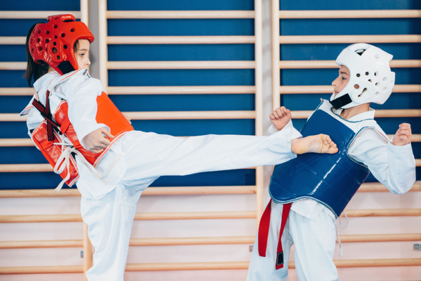 Taekwondo niños sparring
 - Foto, imagen