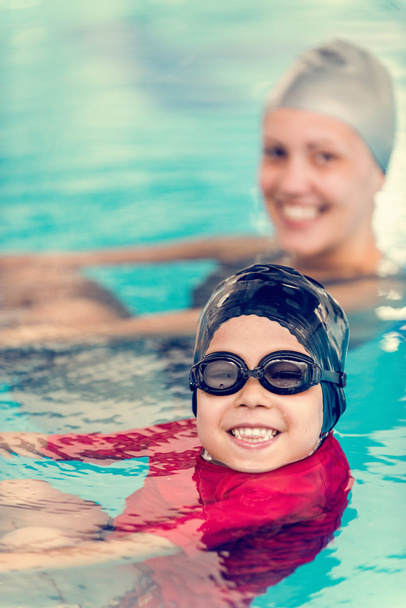 Hymyilevä lapsi uima-altaassa
 - Valokuva, kuva
