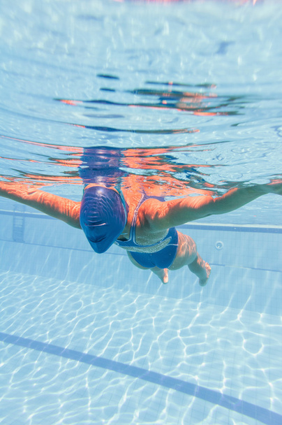 Nadadora femenina relajándose en la superficie
 - Foto, Imagen