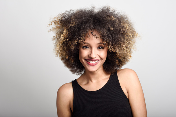 junge schwarze Frau mit Afro-Frisur lächelnd - Foto, Bild