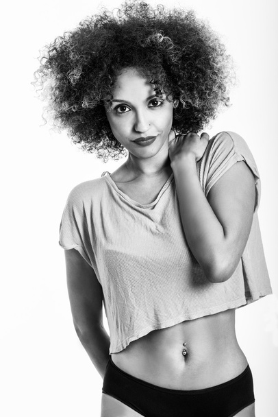 Fiatal fekete lány afro frizura fehér háttér - Fotó, kép