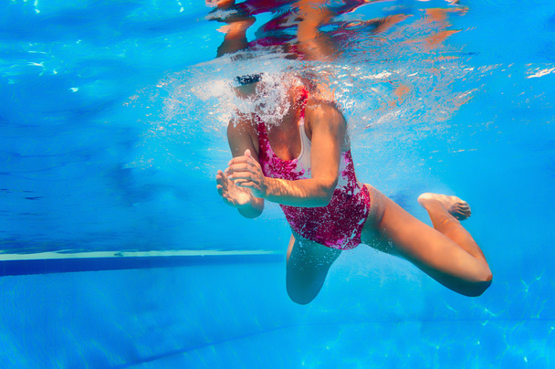 γυναίκα μπαίνει σε πισίνα - Φωτογραφία, εικόνα