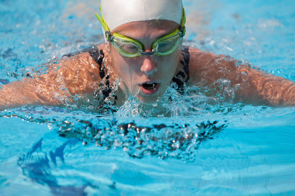 Athlet schwimmt Brustschwimmen - Foto, Bild