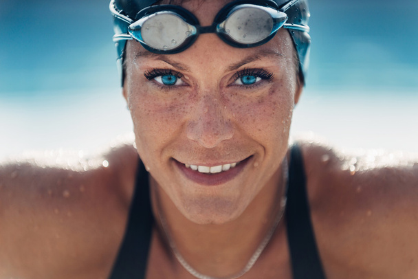 Schöne Schwimmerin - Foto, Bild