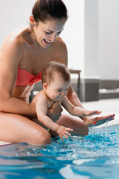 Äiti vauvan kanssa uima-altaassa
 - Valokuva, kuva
