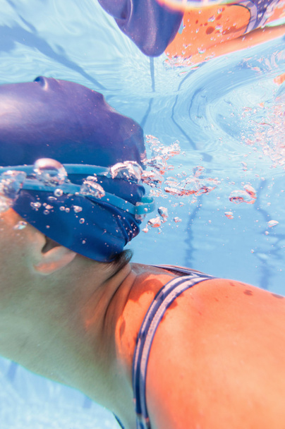 女子水泳選手の呼吸 - 写真・画像