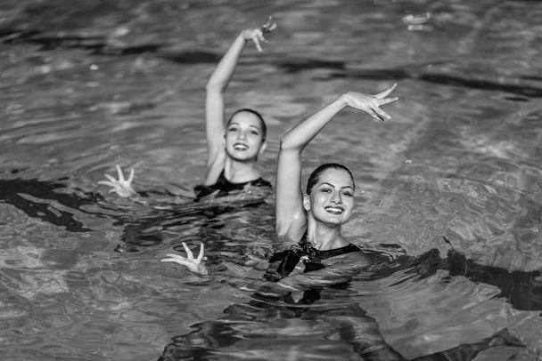 Dueto de natação sincronizado
 - Foto, Imagem