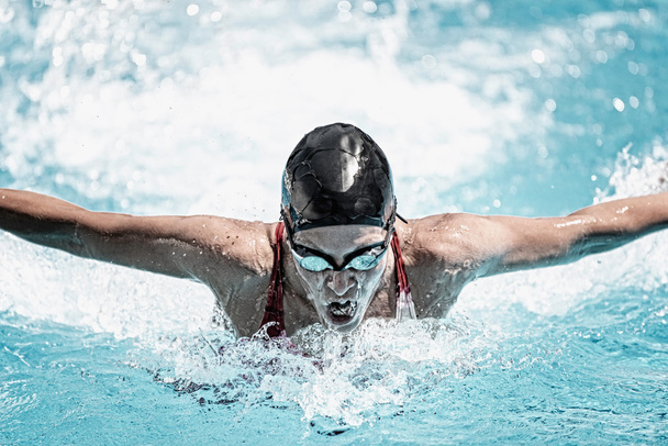 deportista natación mariposa golpe
 - Foto, Imagen